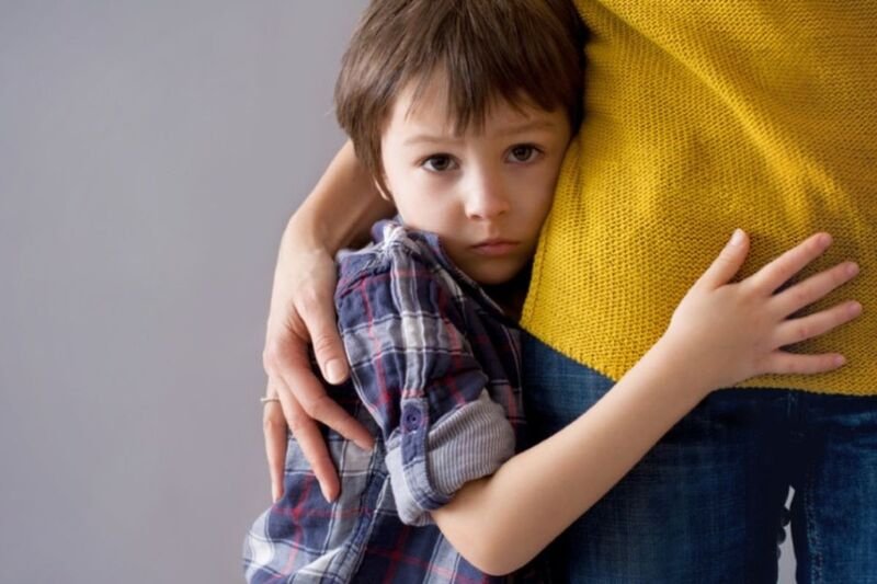 Cách giúp trẻ bớt lo âu xã hội - đừng nhầm với tính cách nhút nhát