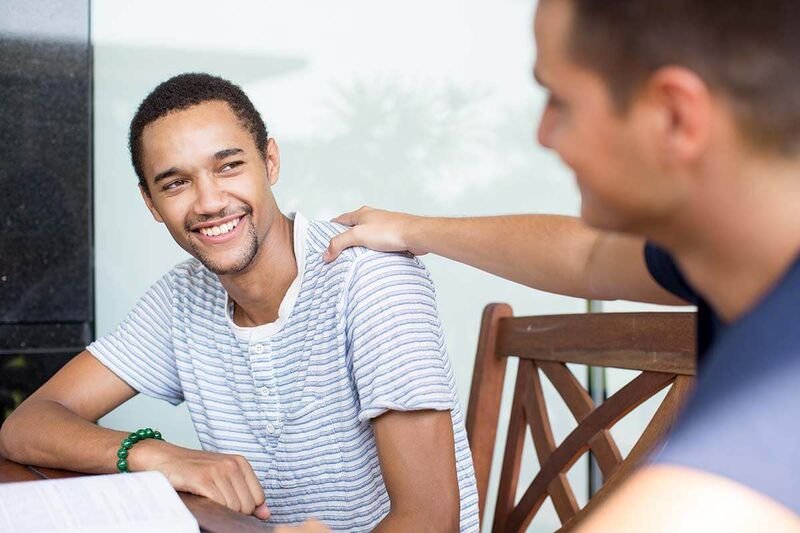 Cung cấp sự hỗ trợ về mặt xã hội - cách giúp đỡ người mắc PTSD