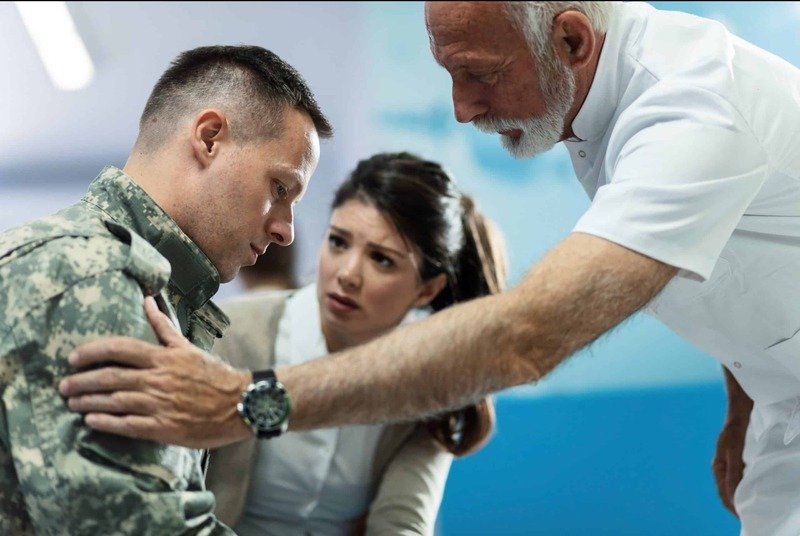 Tìm kiếm sự trợ giúp từ chuyên gia tâm lý để giúp đỡ người mắc PTSD