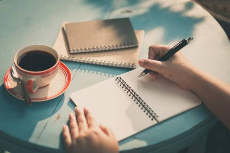 Ghi nhật ký - cách tự chăm sóc bản thân khi mắc PTSD đơn giản, hiệu quả